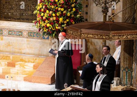 Kardinal Timothy Dolan, Pastor Jared R. Stahler, ADL-CEO und Nationaldirektor Jonathan Greenblatt nehmen an den Interfaith Shabbat Services zum Gedenken an den 7. Oktober 2024 im Tempel Emanu-El in New York Teil Stockfoto