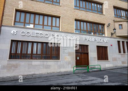 Pamplona, Spanien, 19. Mai 2024: Die Front des Colegio Dominicas in Pamplona Stockfoto