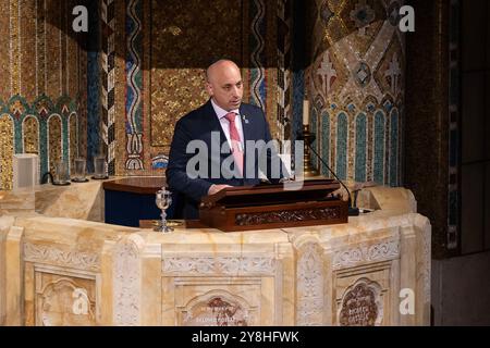 New York, USA. Oktober 2024. Jonathan Greenblatt, CEO und National Director von ADL, spricht während der Sonderaktion des Interfaith Shabbat Services zum Gedenken an den 7. Oktober 2024 im Tempel Emanu-El in New York. (Foto: Lev Radin/SIPA USA) Credit: SIPA USA/Alamy Live News Stockfoto