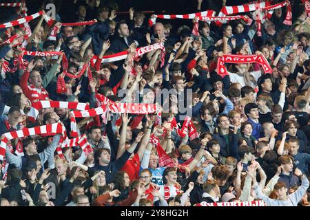 Kortrijk, Belgien. Oktober 2024. Kortrijks Fans feiern nach dem Sieg eines Fußballspiels zwischen KV Kortrijk und KRC Genk am Samstag, den 5. Oktober 2024 in Kortrijk, am 10. Tag der Saison 2024-2025 der ersten Liga der „Jupiler Pro League“ der belgischen Meisterschaft. BELGA FOTO KURT DESPLENTER Credit: Belga Nachrichtenagentur/Alamy Live News Stockfoto