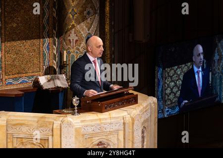 New York, USA. Oktober 2024. Jonathan Greenblatt, CEO und National Director von ADL, spricht während der Sonderaktion des Interfaith Shabbat Services zum Gedenken an den 7. Oktober 2024 im Tempel Emanu-El in New York. (Foto: Lev Radin/SIPA USA) Credit: SIPA USA/Alamy Live News Stockfoto