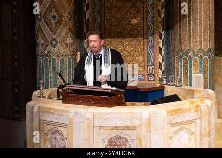 New York, USA. Oktober 2024. Kantor Mo Glazman singt während des interreligiösen Shabbat-Gottesdienstes zum Gedenken an den 7. Oktober 2024 im Tempel Emanu-El in New York. (Foto: Lev Radin/SIPA USA) Credit: SIPA USA/Alamy Live News Stockfoto