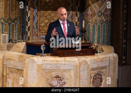 New York, USA. Oktober 2024. Jonathan Greenblatt, CEO und National Director von ADL, spricht während der Sonderaktion des Interfaith Shabbat Services zum Gedenken an den 7. Oktober 2024 im Tempel Emanu-El in New York. (Foto: Lev Radin/SIPA USA) Credit: SIPA USA/Alamy Live News Stockfoto