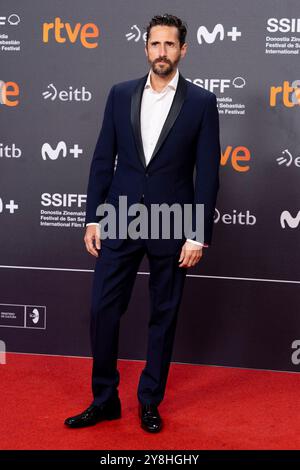 Donostia San Sebastian, Spanien. September 2024. Juan Diego Botto besucht den Roten Teppich „La Habitacion de Al Lado/The Room nebenan“ während des 72. Internationalen Filmfestivals San Sebastian im Kursaal Palace in Donostia-San Sebastian. (Foto: Nacho Lopez/SOPA Images/SIPA USA) Credit: SIPA USA/Alamy Live News Stockfoto
