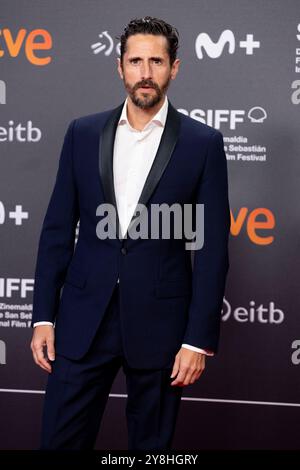 Donostia San Sebastian, Spanien. September 2024. Juan Diego Botto besucht den Roten Teppich „La Habitacion de Al Lado/The Room nebenan“ während des 72. Internationalen Filmfestivals San Sebastian im Kursaal Palace in Donostia-San Sebastian. (Foto: Nacho Lopez/SOPA Images/SIPA USA) Credit: SIPA USA/Alamy Live News Stockfoto