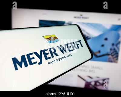 Smartphone mit Logo des Schiffbauunternehmens Meyer Werft GmbH Co. KG auf dem Bildschirm vor der Website. Konzentrieren Sie sich auf die Mitte rechts auf dem Display des Telefons. Stockfoto