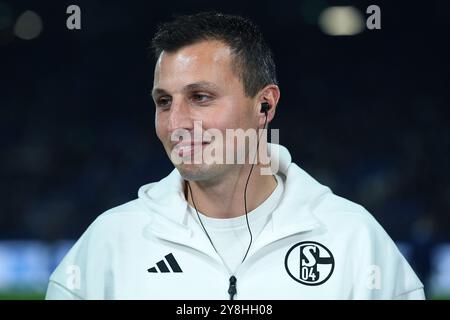 Gelsenkirchen, Deutschland. Oktober 2024. Fussball 2. Bundesliga 8. Spieltag FC Schalke 04 - Hertha BSC Berlin am 05.10.2024 in der Veltins Arena in Gelsenkirchen Jakob Fimpel ( Interimstrainer Schalke ) DFL-Vorschriften verbieten jede Verwendung von Fotografien als Bildsequenzen und/oder Quasi-Video. Foto: Revierfoto Credit: ddp Media GmbH/Alamy Live News Stockfoto