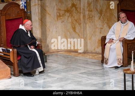 Kardinal Timothy Dolan und Pastor Jared R. Stahler nehmen an speziellen interreligiösen Shabbat-Gottesdiensten Teil, die am 4. Oktober 2024 im Tempel Emanu-El in New York gedenken Stockfoto