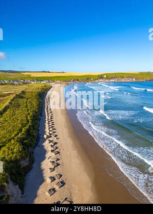 Luftaufnahme von der Drohne auf den Strand und das Dorf in Sandend in Aberdeenshire an der Moray Coast, Schottland, Großbritannien Stockfoto