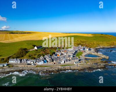 Luftaufnahme von der Drohne auf den Strand und das Dorf in Sandend in Aberdeenshire an der Moray Coast, Schottland, Großbritannien Stockfoto