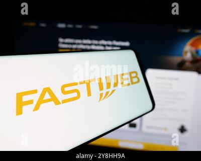 Handy mit Logo des Telekommunikationsunternehmens FastWeb Spa auf dem Bildschirm vor der Business-Website. Fokussieren Sie sich auf die linke Mitte des Telefondisplays. Stockfoto