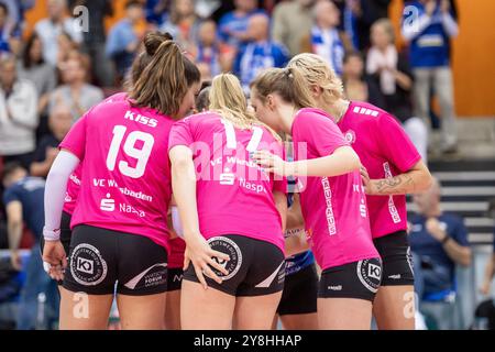 Stuttgart, Deutschland. Oktober 2024. Teamspirit bei der Mannschaft des VC Wiesbaden/GER, Allianz MTV Stuttgart vs. VC Wiesbaden Volleyball Bundesliga, VBL, Spielzeit 2024/2025, 05.10.2024 Foto: Eibner/Sandy Dinkelacker Credit: dpa/Alamy Live News Stockfoto