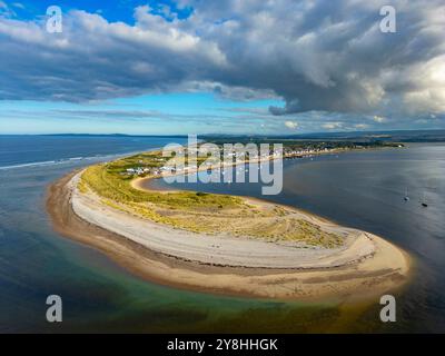 Luftaufnahme von der Drohne des Findhorn Spit Strandes und Dorfes an der Moray Küste in Aberdeenshire Schottland, Großbritannien Stockfoto