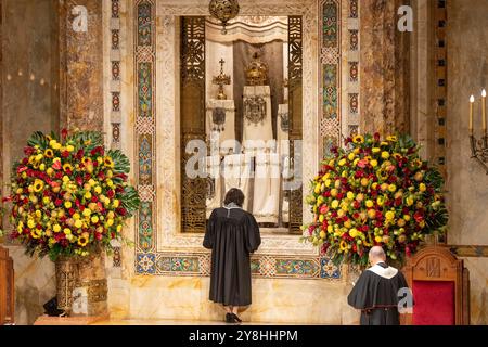 New York, New York, USA. Oktober 2024. Kardinal Timothy Dolan und Rabbiner Amy ehrlich beten vor der geöffneten aron kodesh, der heiligen Arche, in der während der speziellen interreligiösen Shabbat-Dienste zum Gedenken an den 7. Oktober 2024 im Tempel Emanu-El in New York (Foto: © Lev Radin/ZUMA Press Wire) NUR REDAKTIONELLE VERWENDUNG VERWENDET WERDEN! Nicht für kommerzielle ZWECKE! Stockfoto