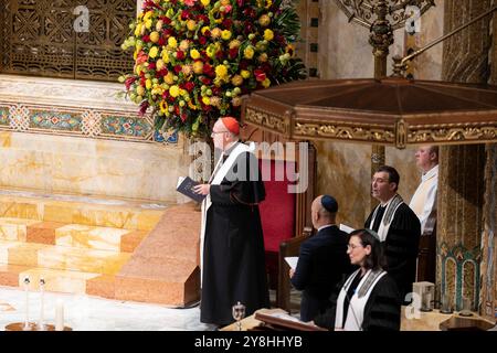 New York, New York, USA. Oktober 2024. Kardinal Timothy Dolan, Pastor Jared R. Stahler, ADL-CEO und Nationaldirektor Jonathan Greenblatt nehmen an speziellen Interfaith Shabbat Services Teil, die zum Gedenken an den 7. Oktober 2024 im Tempel Emanu-El in New York am 4. Oktober 2011 STATTFANDEN (Foto: © Lev Radin/ZUMA Press Wire). Nicht für kommerzielle ZWECKE! Stockfoto