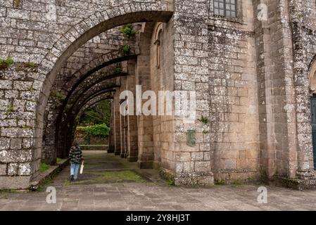 Alte Stiftskirche Santa Maria de SAR in Santiago de Compostela mit riesigen Stützen, später wegen statischer Probleme gebaut, Spanien Stockfoto