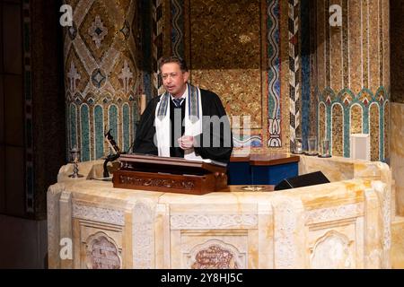 New York, New York, USA. Oktober 2024. Cantor Mo Glazman singt während des Interfaith Shabbat Services zum Gedenken an den 7. Oktober 2024 im Tempel Emanu-El in New York (Foto: © Lev Radin/ZUMA Press Wire) NUR ZUR REDAKTIONELLEN VERWENDUNG! Nicht für kommerzielle ZWECKE! Stockfoto