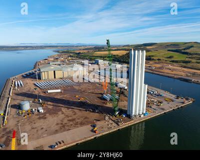 Aus der Vogelperspektive der Offshore-Windkraftanlagen, die im Nigg Energy Park, Nigg, Ross und Cromarty, Scottish Highlands, Schottland, errichtet werden. UK Stockfoto