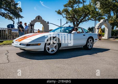 Gulfport, MS - 2. Oktober 2023: Hochperspektivische Vorderansicht eines Chevrolet Corvette ZR1 Coupés aus dem Jahr 1995 auf einer lokalen Autoshow. Stockfoto