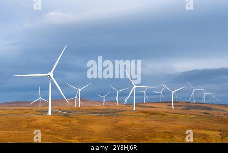 Aus der Vogelperspektive von Windturbinen in der Nähe von Altnaharra in Sutherland, Scottish Highlands, Schottland, Großbritannien Stockfoto