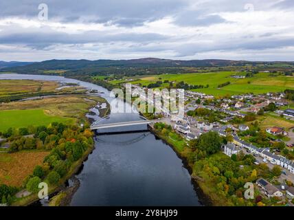 Luftaufnahme von der Drohne des Dorfes Bonar Bridge auf Kyle of Sutherland, Scottish Highlands, Schottland, Großbritannien Stockfoto