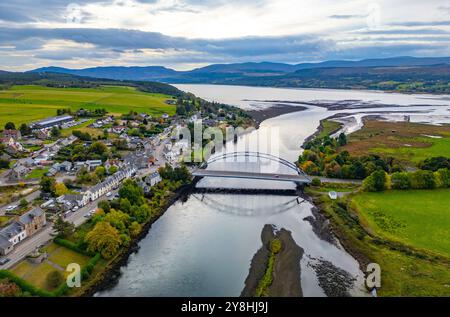 Luftaufnahme von der Drohne des Dorfes Bonar Bridge auf Kyle of Sutherland, Scottish Highlands, Schottland, Großbritannien Stockfoto