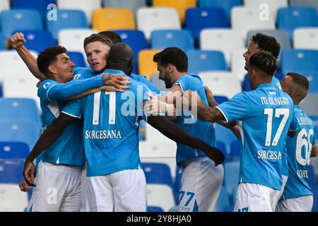 Scott McTominay von SSC Napoli feiert mit seinen Teamkollegen, nachdem er während des Spiels der Serie A zwischen SSC Napoli und Como 1907 bei Diego Armando MARAD einen Treffer erzielt hat Stockfoto