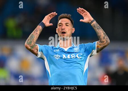 Matteo Politano vom SSC Napoli ist während des Spiels der Serie A zwischen dem SSC Napoli und Como 1907 im Diego Armando Maradona Stadium in Neapel, Italien, aktiv Stockfoto