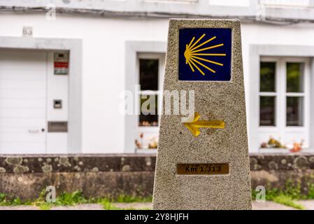 Typisch spanisches Wegzeichen, das die Richtung zur Kathedrale Santiago de Compostela in Galicien, Spanien, zeigt Stockfoto