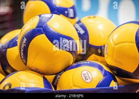 Stuttgart, Deutschland. Oktober 2024. Feature: DVV - Volleybaelle in Sammler/GER, Allianz MTV Stuttgart vs. VC Wiesbaden Volleyball Bundesliga, VBL, Spielzeit 2024/2025, 05.10.2024 Foto: Eibner/Sandy Dinkelacker Credit: dpa/Alamy Live News Stockfoto