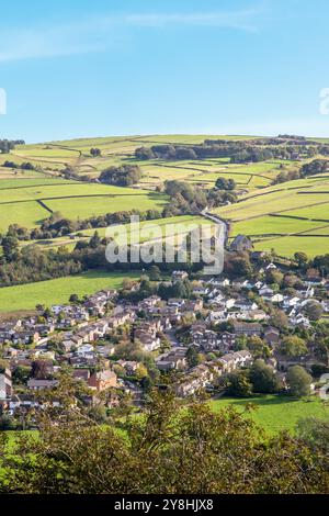 Blick von oben auf das Cheshire Dorf Rainow, eingebettet am Fuße des Kerridge Ridge zwischen Macclesfield und Bollington Stockfoto