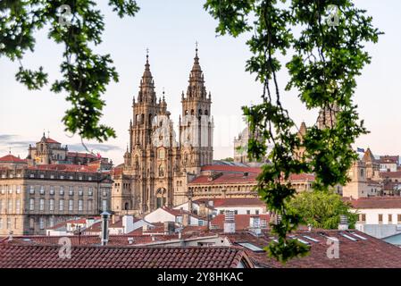 Sonnenuntergang über Santiago de Compostela vom berühmten Aussichtspunkt der Kathedrale im Alameda Park, Galicien in Spanien Stockfoto