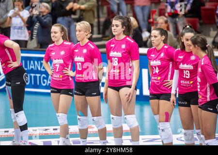 Stuttgart, Deutschland. Oktober 2024. Enttaeuschtes Team des VC Wiesbaden/GER, Allianz MTV Stuttgart vs. VC Wiesbaden Volleyball Bundesliga, VBL, Spielzeit 2024/2025, 05.10.2024 Foto: Eibner/Sandy Dinkelacker Credit: dpa/Alamy Live News Stockfoto