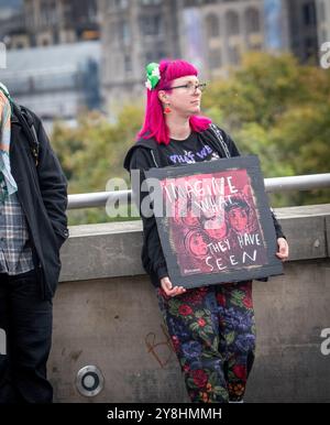 Edinburgh, Schottland, Großbritannien. Oktober 2024. Demonstranten und Redner, darunter auch Mitarbeiter des Gesundheitswesens, marschieren durch die schottische Stadt Edinburgh, nachdem eine Reihe von Rednern des NHS und anderer Mitarbeiter des Gesundheitswesens ihre Unterstützung für die während des Konflikts in Gaza getöteten medizinischen Fachkräfte zum Ausdruck gebracht hatten. Nur wenige Tage vor dem ersten Jahrestag des Angriffs auf Israel, der 1200 Tote forderte, kritisierten diejenigen die Reaktion Israels und seiner Anhänger im Westen einschließlich Großbritanniens und der USA. Quelle: Newspics Scotland UK/Alamy Live News Stockfoto