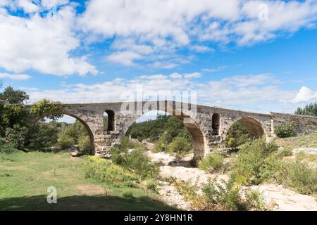 Die römische Julianische Brücke oder Le Pont Julien über den Calavon Fluss in der Provence, Frankreich Stockfoto