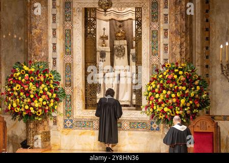 Kardinal Timothy Dolan und Rabbiner Amy ehrlich beten vor der eröffneten aron kodesh, der heiligen Arche, in der während der besonderen interreligiösen Shabbat-Gottesdienste zum Gedenken an den 7. Oktober 2024 im Tempel Emanu-El in New York Schriften der Tora aufbewahrt werden Stockfoto