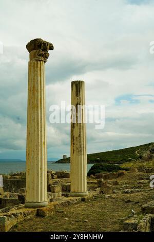 Archäologische Stätte von tharros und alter Turm. Capo san marco, Provinz, oristano, sardinien, italien Stockfoto