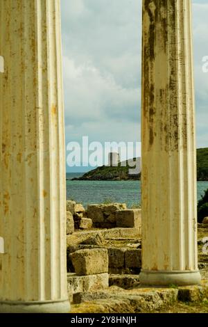 Archäologische Stätte von tharros und alter Turm. Capo san marco, Provinz, oristano, sardinien, italien Stockfoto