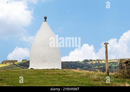 White Nancy, ein von Menschen geschaffenes Wahrzeichen auf dem Gritstone Trail auf der Spitze des Kerridge Hill, mit Blick auf Bollington, Cheshire im English Peak District Stockfoto