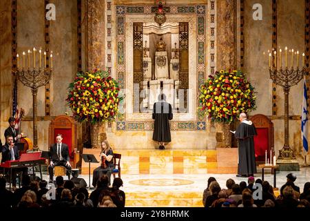 Kardinal Timothy Dolan und Rabbiner Amy ehrlich beten vor der eröffneten aron kodesh, der heiligen Arche, in der während der besonderen interreligiösen Shabbat-Gottesdienste zum Gedenken an den 7. Oktober 2024 im Tempel Emanu-El in New York Schriften der Tora aufbewahrt werden Stockfoto