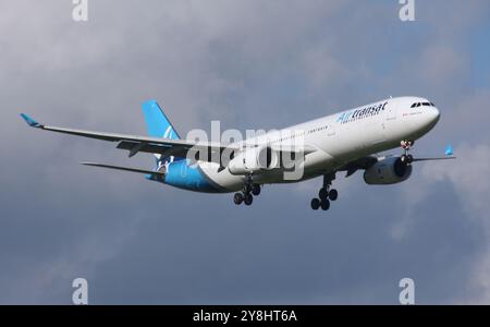 Ein Airbus A330-300 von Air Transat nähert sich dem Flughafen London Gatwick Stockfoto