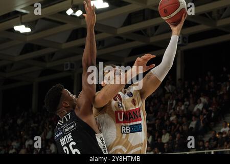 Amedeo Tessitori von Umana Reyer Venezia im Gegensatz zu Jordan Bayehe von Dolomiti Energia Trentino während des Spiels zwischen Dolomiti Energia Trentino und Umana Reyer Venezia, reguläre Saison der LBA UnipolSai A1 italienische Basketball-Meisterschaft 2024/2025 in der il T Quotidiano Arena am 5. Oktober 2024 in Trient, Italien. Stockfoto