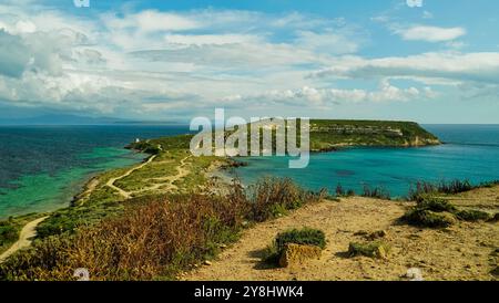 Archäologische Stätte von tharros und alter Turm. Capo san marco, Provinz, oristano, sardinien, italien Stockfoto