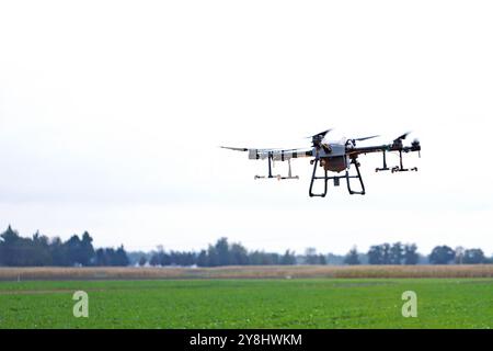 Spezielle Landwirtschaftsdrohne, Flugzeuge für Feldspritzfelder. Pflanzenschutzbehandlungen gegen Schädlinge mit einer Drohne. Stockfoto
