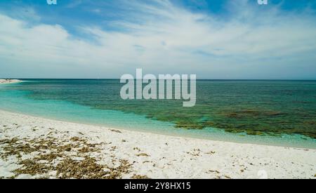 Der weiße Sandstrand von Arutas auf der Halbinsel Sinis, Provinz Oristano, Sardinien, Italien Stockfoto