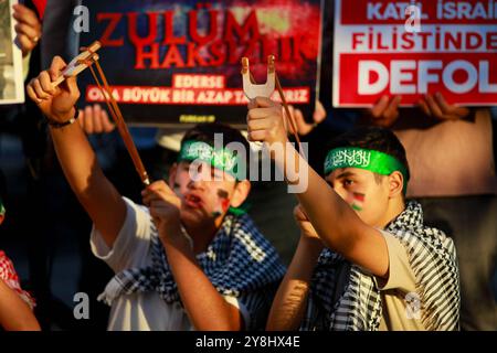 Gaziantep, Turkiye. 11. Oktober 2023. Mitglieder und Unterstützer der Furkan-Bewegung in Gaziantep halten eine Demonstration in Solidarität mit den Palästinensern und gegen die laufenden israelischen Angriffe auf den Gazastreifen ab. Die Demonstranten trugen die palästinensische Nationalflagge und Banner, die den palästinensischen Widerstand unterstützten, wobei einige der Teilnehmer sich als Palästinenser in ihrem langen Kampf gegen die israelische Besatzung ausgeben Stockfoto