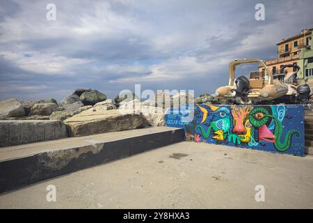 Bogliasco, Italien - September 2024 - Meer und bewölkter Himmel erstrecken sich an einem bewölkten Tag von einem Wellenbrecher aus bis zum Horizont Stockfoto