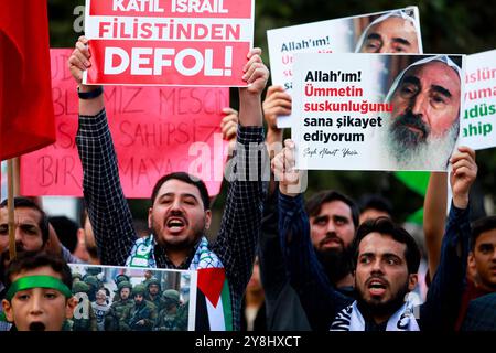 Gaziantep, Turkiye. 11. Oktober 2023. Mitglieder und Unterstützer der Furkan-Bewegung in Gaziantep halten eine Demonstration in Solidarität mit den Palästinensern und gegen die laufenden israelischen Angriffe auf den Gazastreifen ab. Die Demonstranten trugen die palästinensische Nationalflagge und Banner, die den palästinensischen Widerstand unterstützten, wobei einige der Teilnehmer sich als Palästinenser in ihrem langen Kampf gegen die israelische Besatzung ausgeben Stockfoto