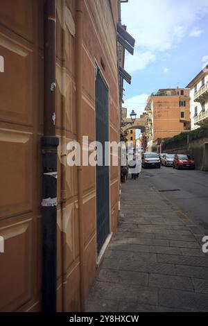 Bogliasco, Italien - September 2024 - Straße mit vorbeifahrenden Autos an einem sonnigen Tag Stockfoto