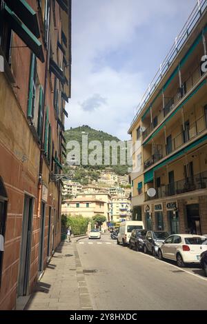 Bogliasco, Italien - September 2024 - Straße mit vorbeifahrenden Autos an einem sonnigen Tag Stockfoto